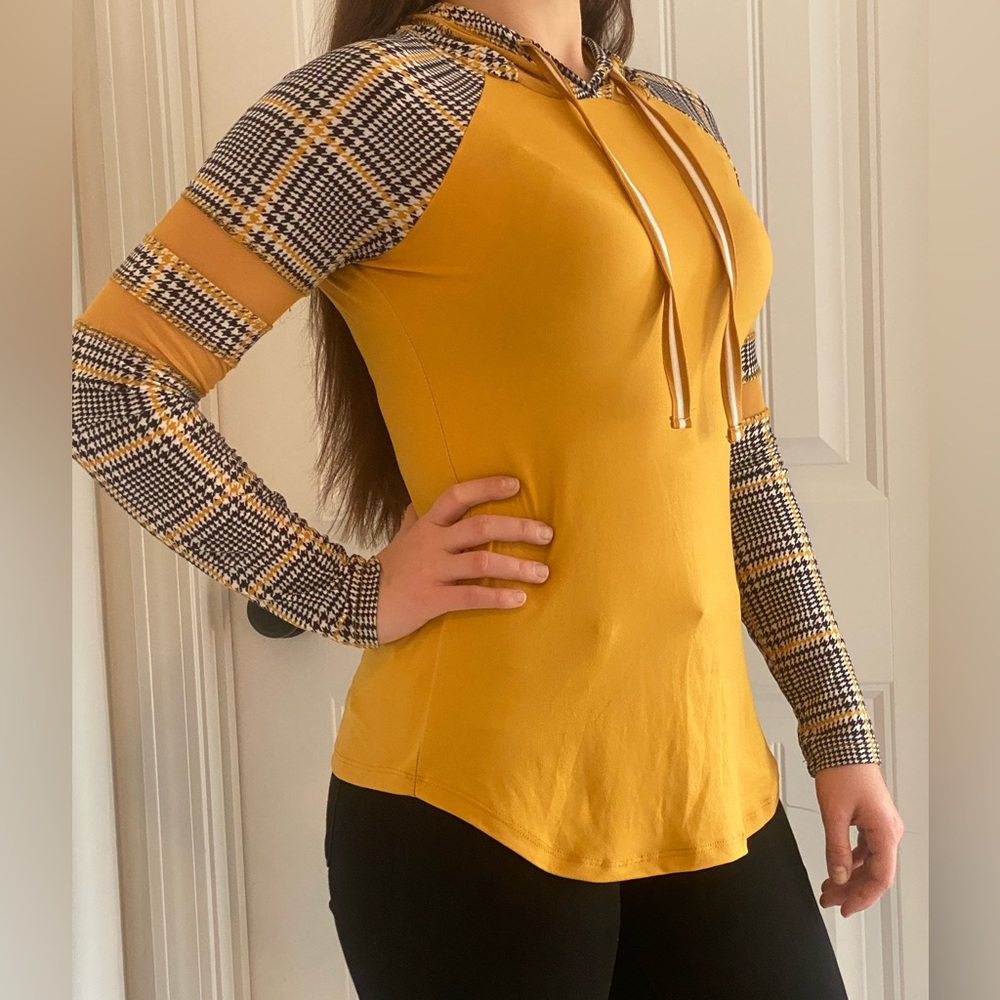 ULTRA FLIRT - Houndstooth mesh cutout long sleeve tee with hood
